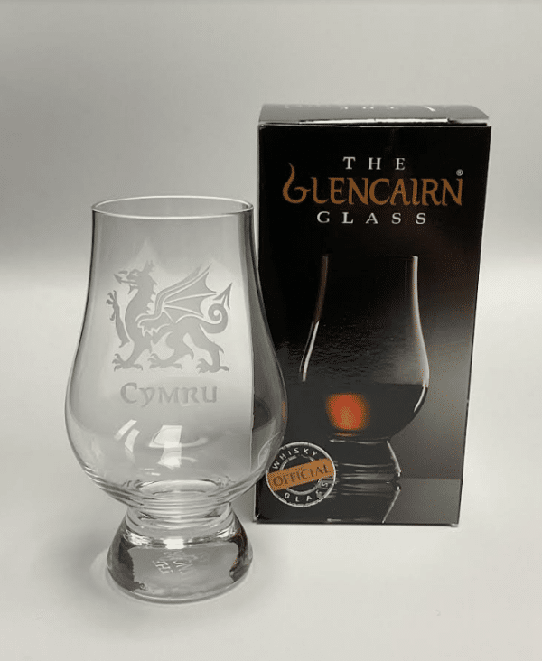 alt= glencairn with welsh dragon and welsh text sitting next to glencain box on a grey background