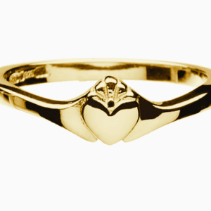 alt= a thin gold claddagh ring