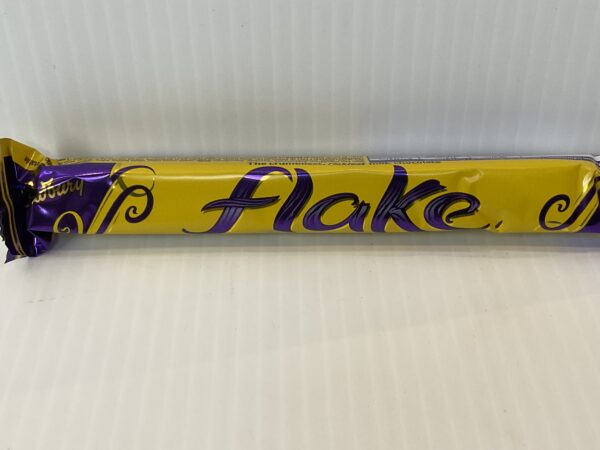 Irish Cadbury Flake Bar, 32g, in iconic yellow-purple wrapper; delicate chocolate layers evoke cherished UK confectionery tradition.