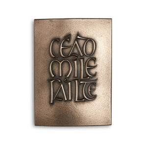 Sure! Here’s an improved alt text that meets your criteria: Irish bronze Cead Mile Failte plaque with Celtic knot border, rich patina, handcrafted for a warm, traditional Irish welcome.